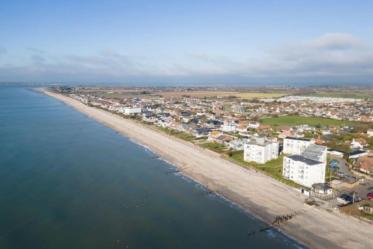 Two Bed Seafront Escape In East Wittering Appartement Buitenkant foto