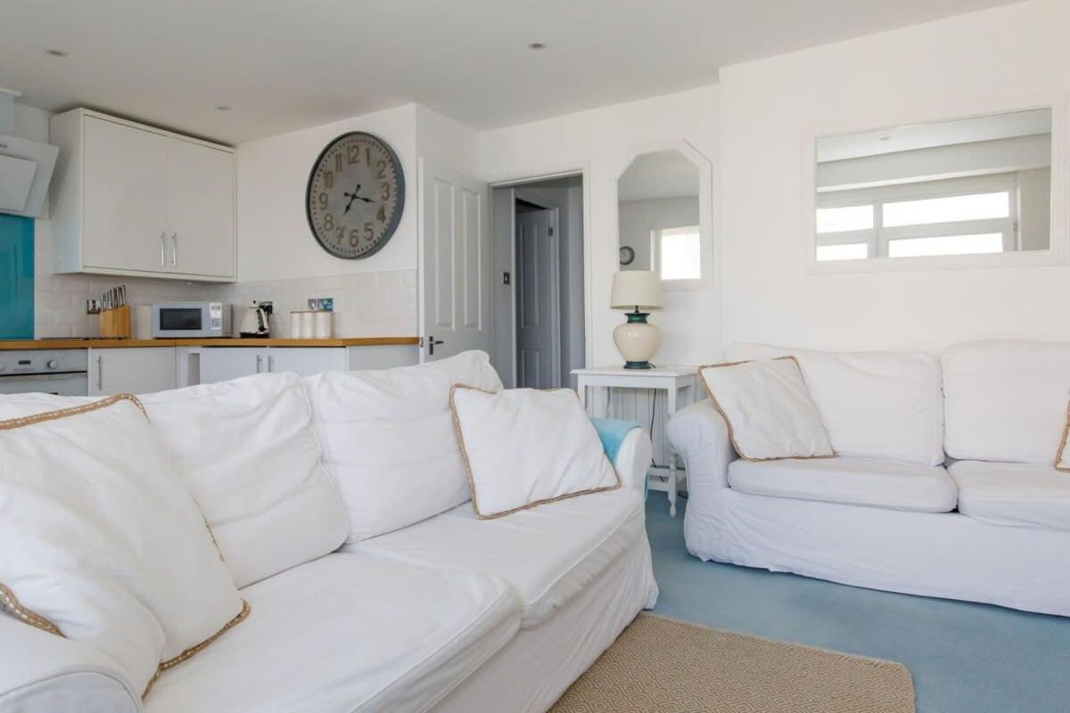 Two Bed Seafront Escape In East Wittering Appartement Buitenkant foto